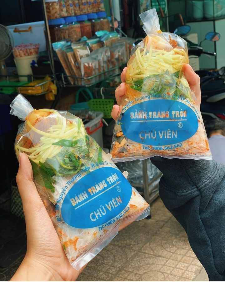 Bánh tráng trộn Chú Viên (38 Nguyễn Thượng Hiền, quận 3)