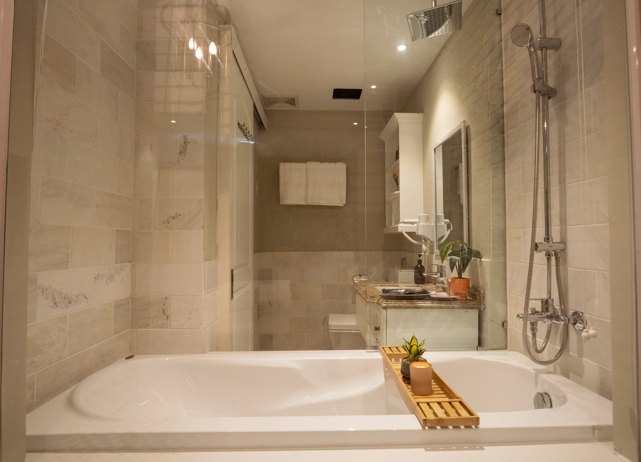 Bồn tắm lớn tại Celine Living