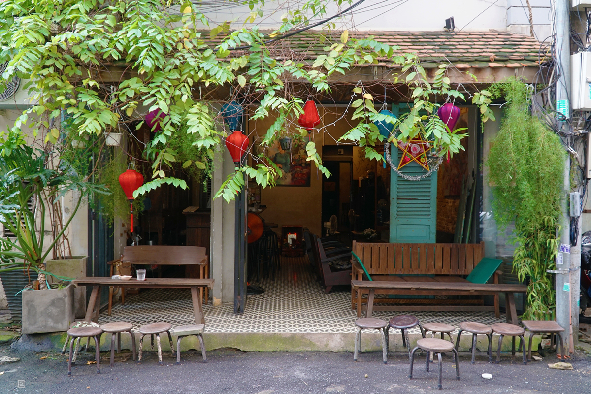 Chill nhẹ nhàng tại quán cà phê khi du lịch Sài Gòn mùa mưa