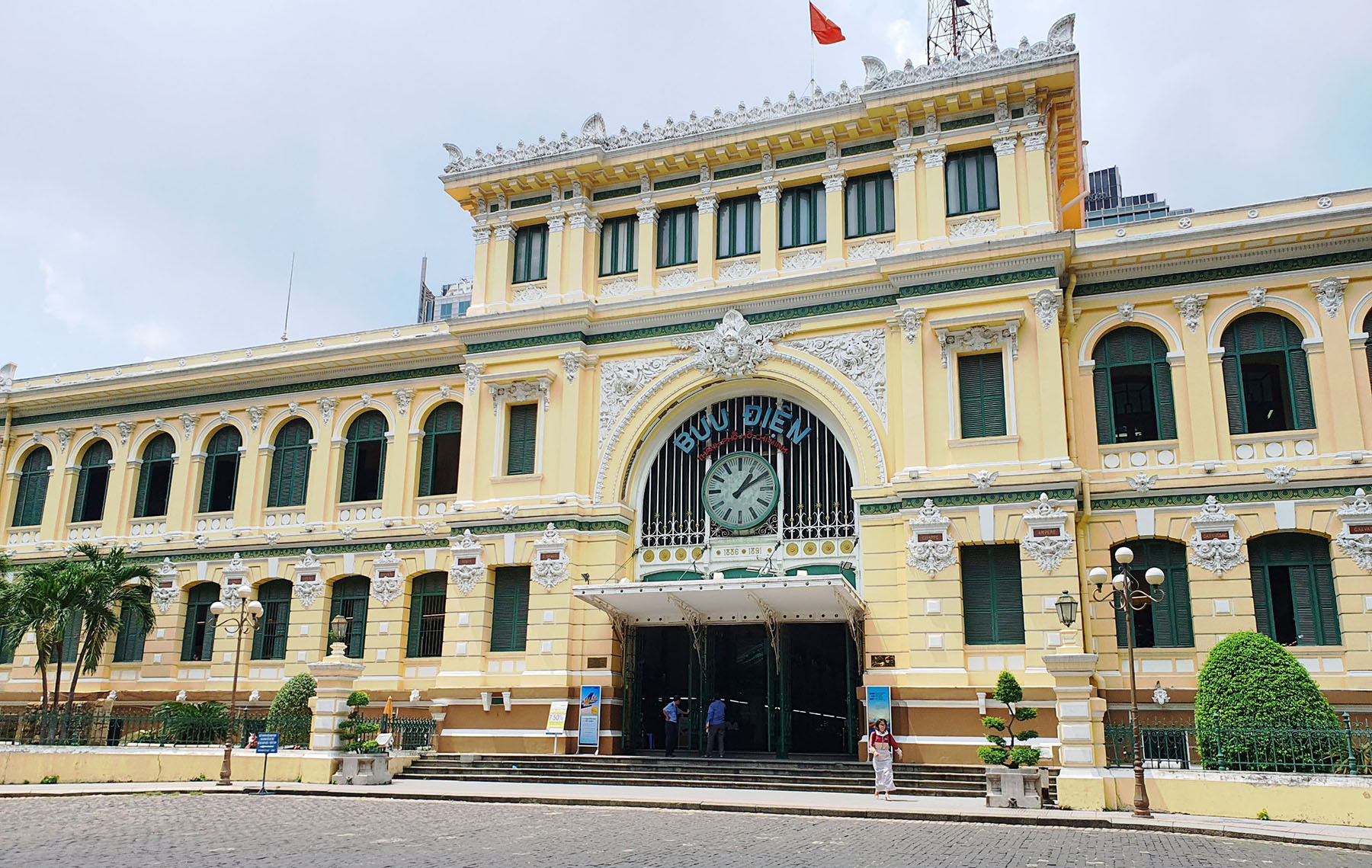 Mùa khô: kéo dài từ tháng 12 đến tháng 4 năm sau. Thời tiết Sài Gòn vào mùa khô khá ổn định, ít mưa, nhiệt độ trung bình khoảng 27-30 độ C.