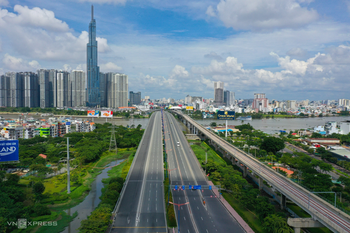 Sài Gòn là một thành phố lớn, có vị trí thuận lợi, nằm ở trung tâm của vùng Đông Nam Bộ, Việt Nam.