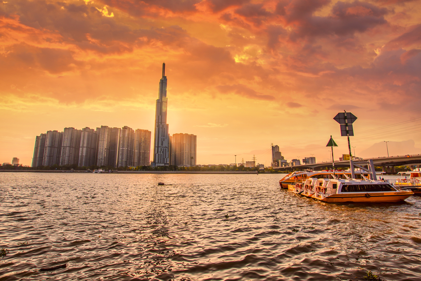 Trước khi tiến hành booking, nạn cần dành thời gian để tìm hiểu về khách sạn đó. Bạn phải xác định được địa chỉ của khách sạn đó thuộc vị trí, khu vực nào.