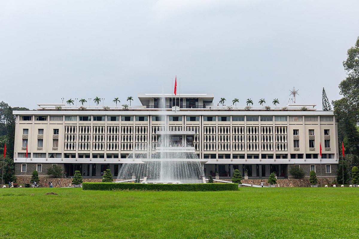 Tọa lạc tại trung tâm và là thủ phủ hành chính của Thành Phố Hồ Chí Minh, quận 1 hiển nhiên trở thành cái tên nổi bật và ấn tượng trong lòng các du khách.