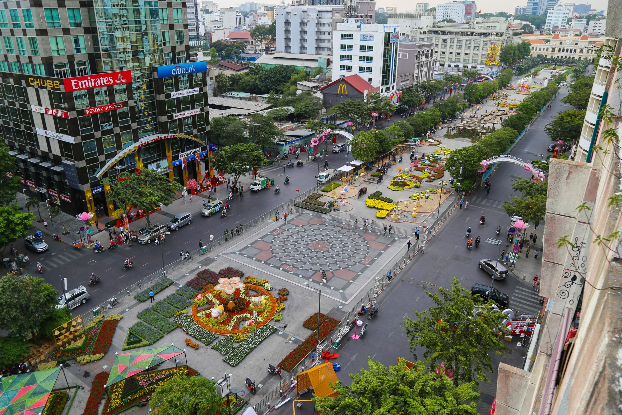 Phố đi bộ Nguyễn Huệ là một trong những địa điểm không thể bỏ qua của giới trẻ lẫn du khách khi đến với Thành Phố Hồ Chí Minh.