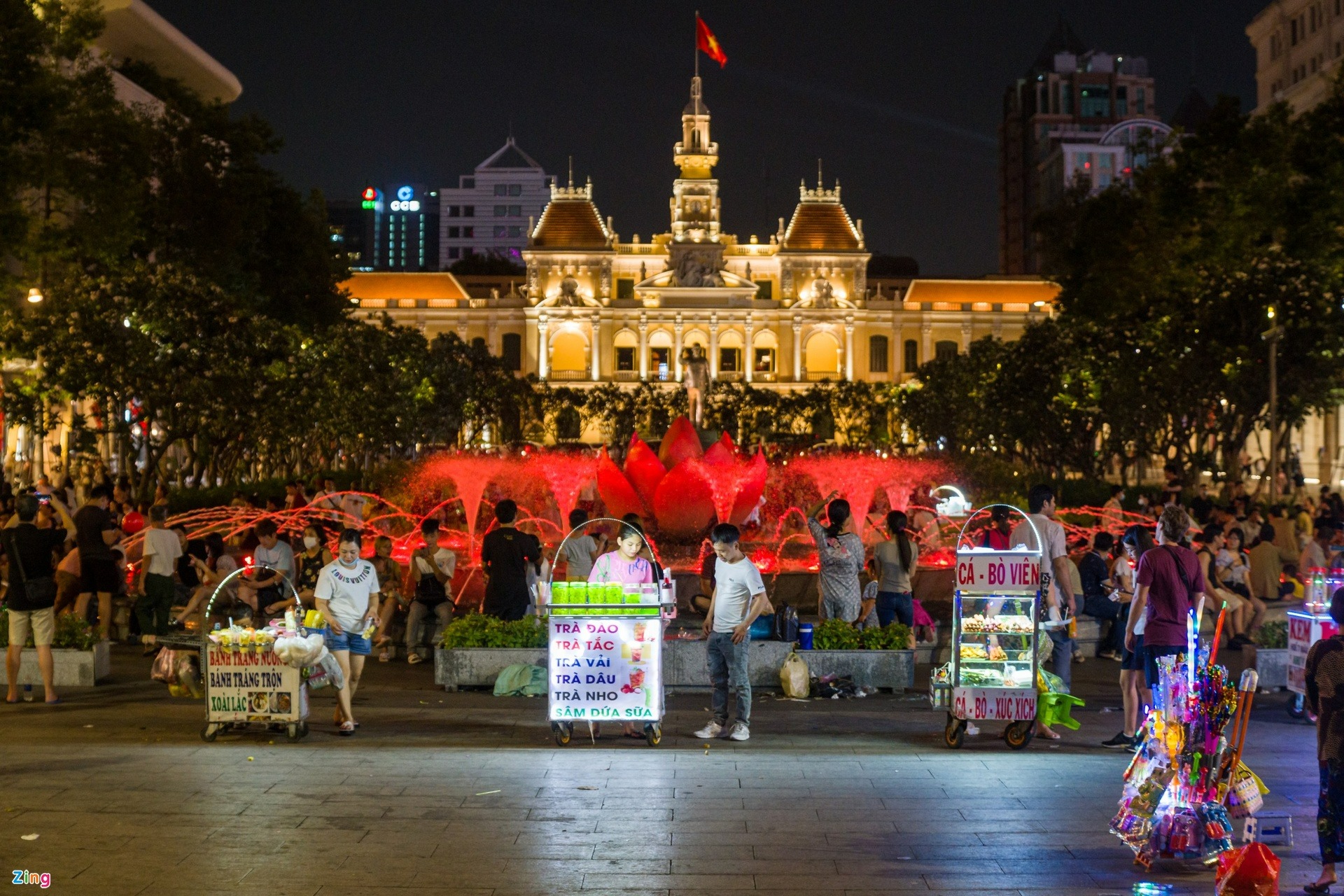 Không chỉ là nơi vui chơi, giải trí, phố đi bộ Nguyễn Huệ còn là thiên đường ăn vặt với vô vàn món ăn ngon, hấp dẫn.