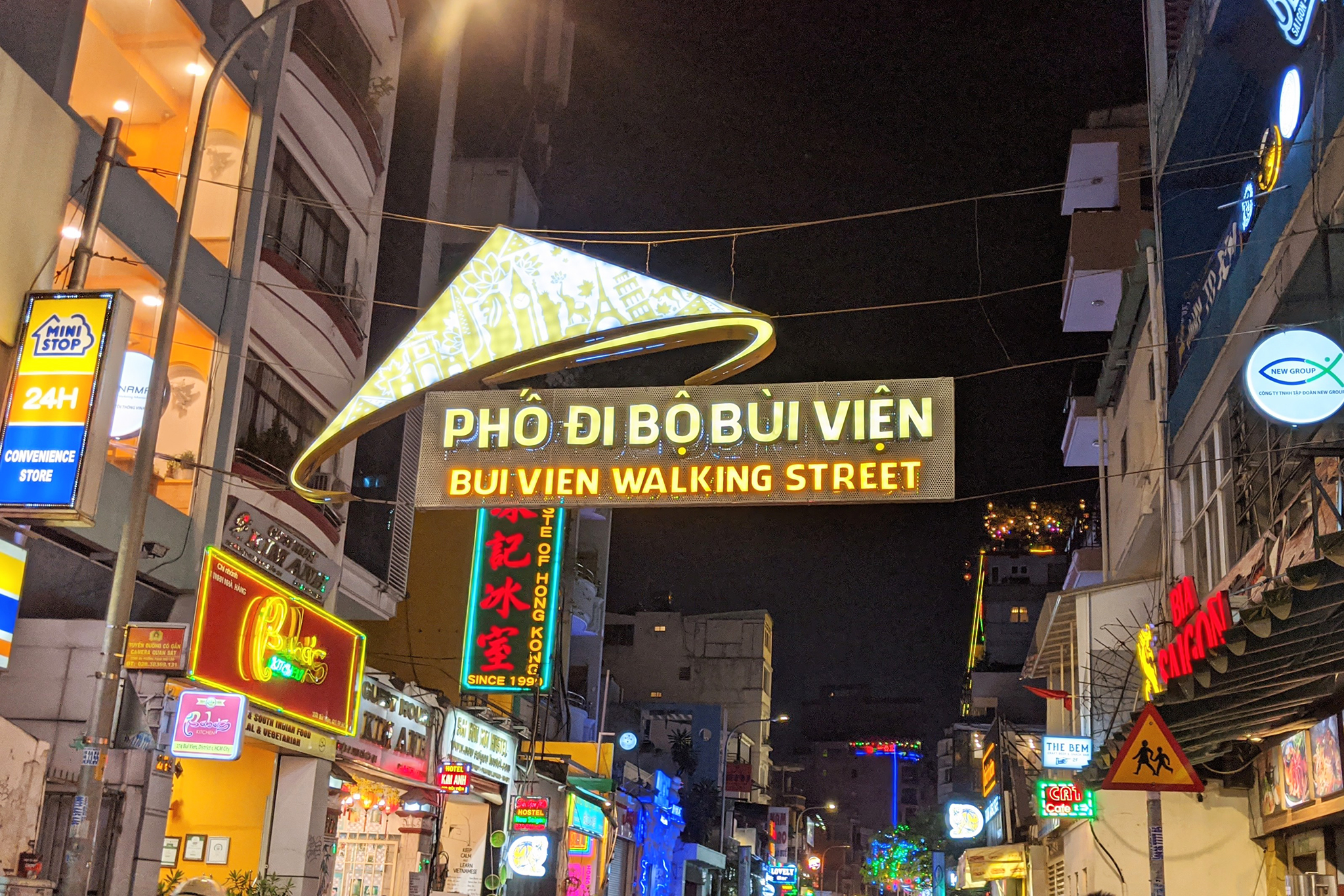 Sài Gòn về đêm nhộn nhịp phố Tây